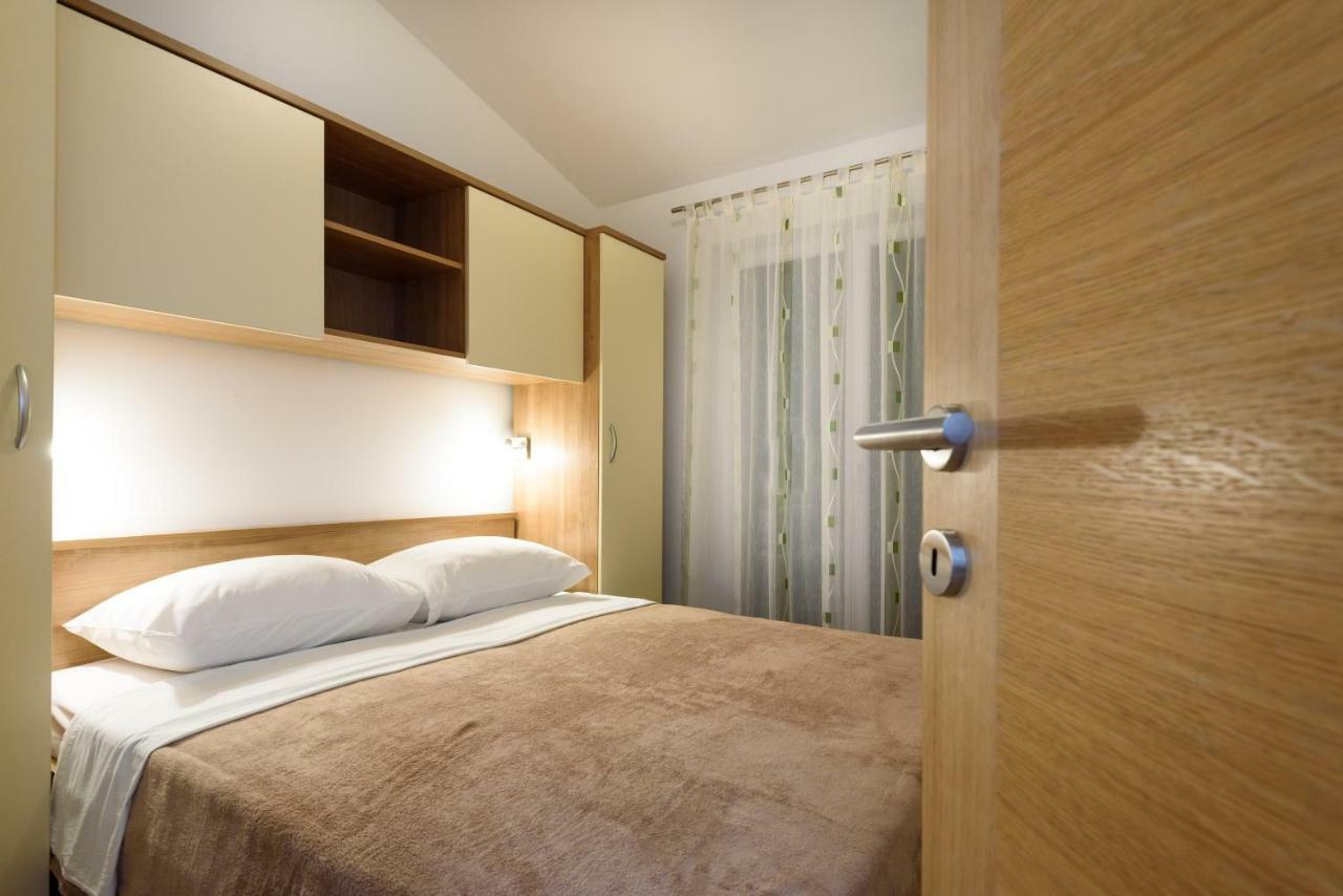 Apartmani Beran Seget Vranjica Esterno foto