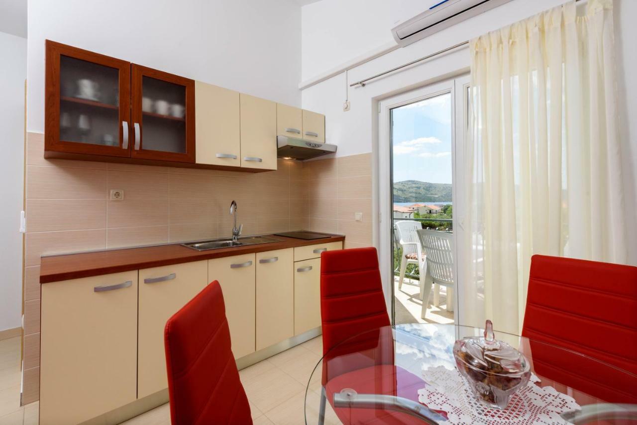 Apartmani Beran Seget Vranjica Esterno foto